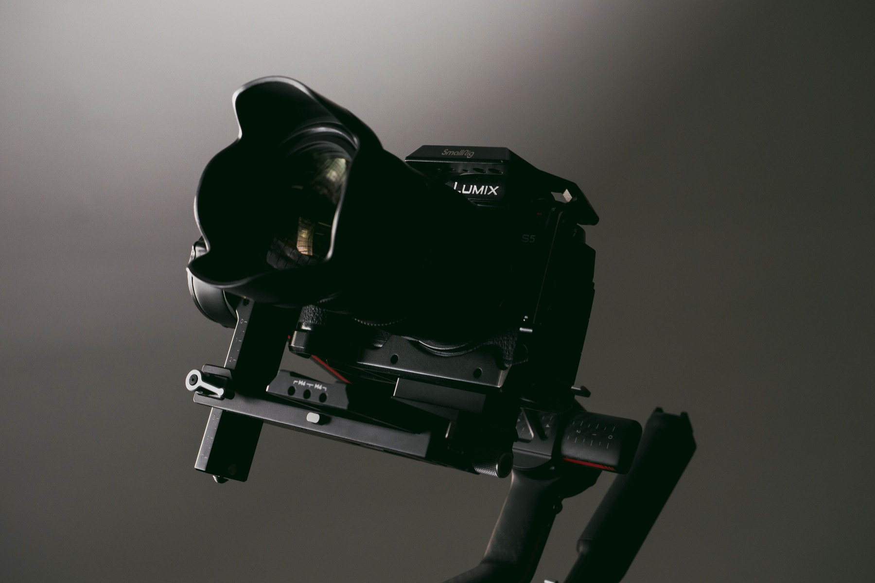 Mirrorless camera mounted on a stabilising gimbal